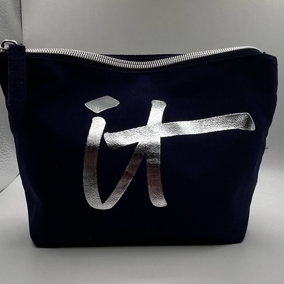 it Cosmetics 
BEST BEAUTY SLEEP EVER SKINCARE GIFT SET + LUXE MAKEUP BAG - Picture 10 of 10